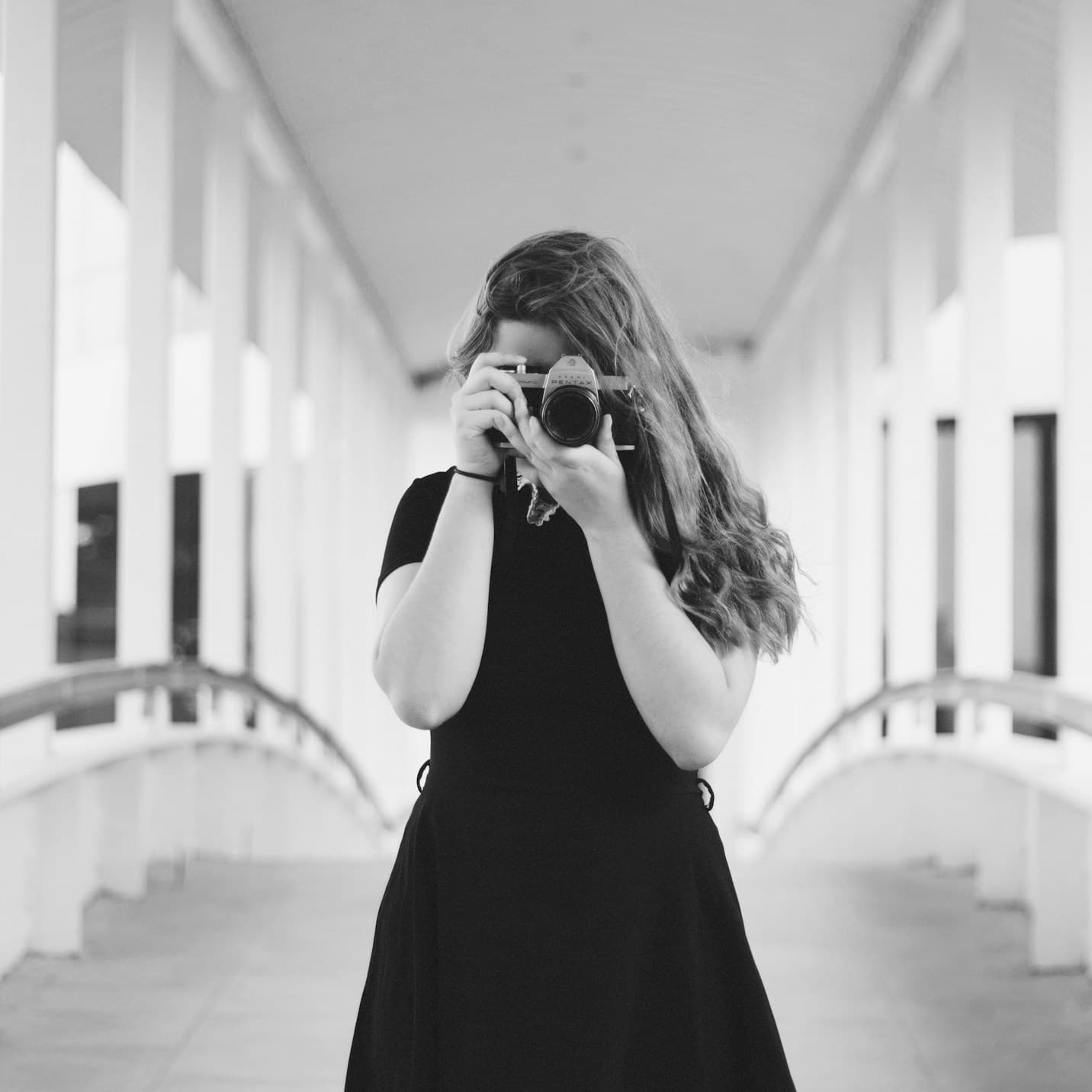 क्यामेरासँग व्यावसायिक फोटोग्राफर